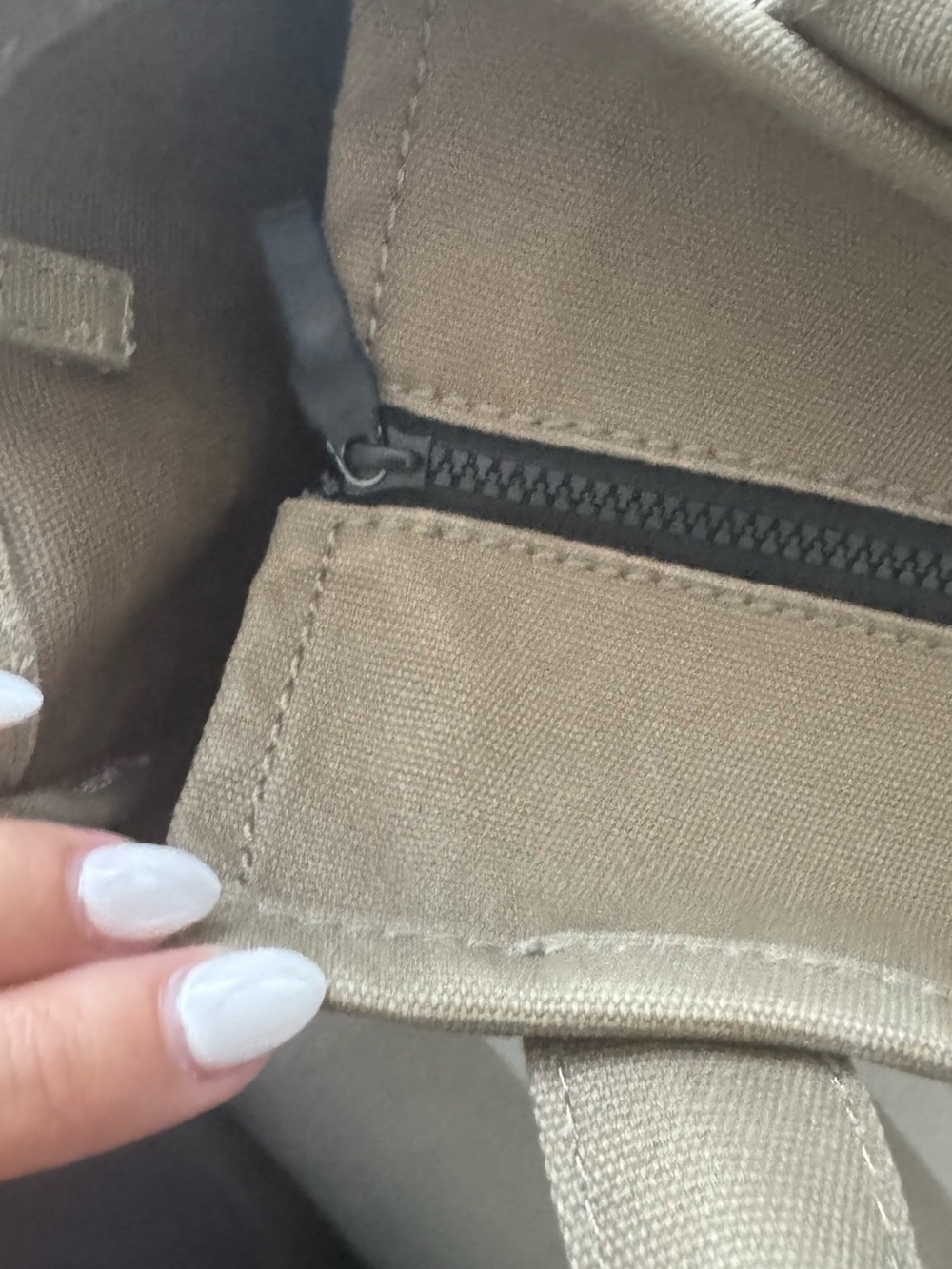 Marc Jacobs The Tote Bag in Taupe with White Logo - Picture 4 of 5